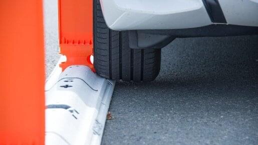 Krawędź wspinaczkowa sprawia, że działająca siła jest kierowana w stronę podłoża