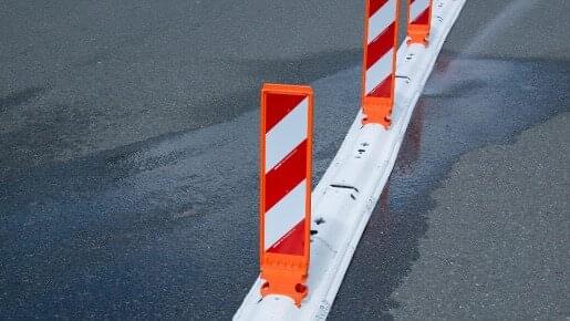 Woda może wypływać przez szczelinę pod progiem prowadzącym