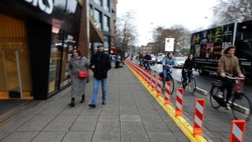 Tymczasowy pas rowerowy z żółtym progiem zwalniającym